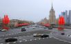 Уличное украшение ко Дню Победы недалеко от здания гостиницы «Украина»