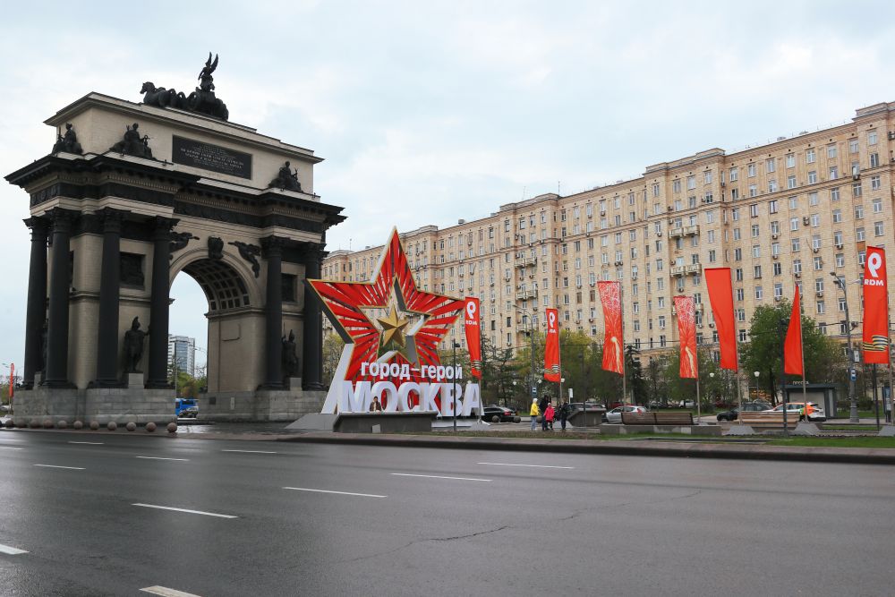 Уличное украшение ко Дню Победы у Триумфальной арки