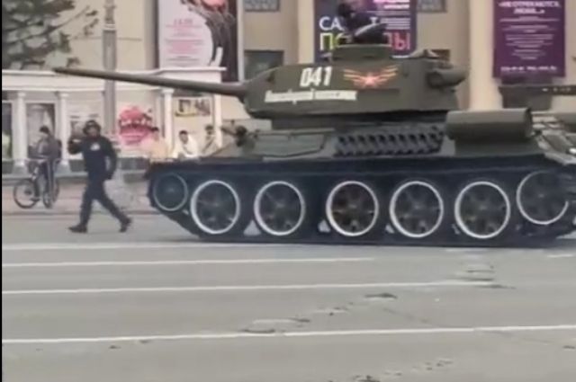 Танки повредили асфальт на репетиции парада Победы в Новосибирске