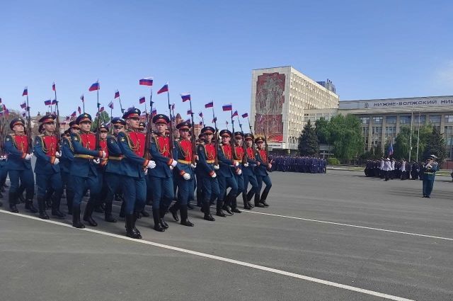 На Театральной площади Саратова прошел Парад Победы
