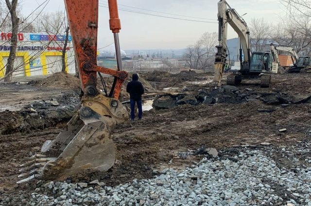 На месте провала грунта в Челябинске начали восстанавливать проезжую часть