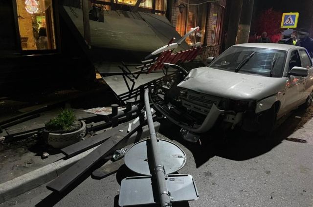 Автомобиль в Ростовской области снес опору кафе и травмировал женщину