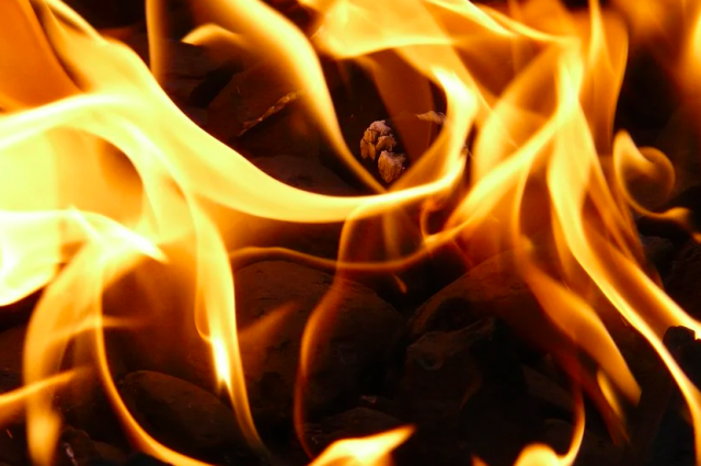 В Волгоградской области полицейские спасли из горящей квартиры мужчину