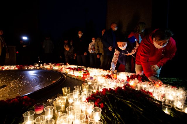 Тысячи свечей на Монументе Славы зажгли жители Новосибирска 8 мая