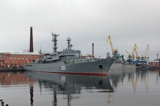 Военное судно на ремонте у стенки КМЗ. 