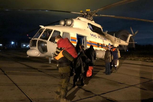 В Хабаровске МЧС на вертолёте спасло застрявших на острове рыбаков