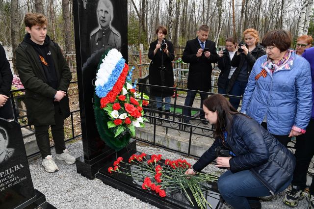 В Хабаровске открыли памятник на могиле ветерана