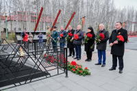 От имени девяти ветеранов, проживающих в муниципалитете, цветы к мемориалу возложили вартовчане