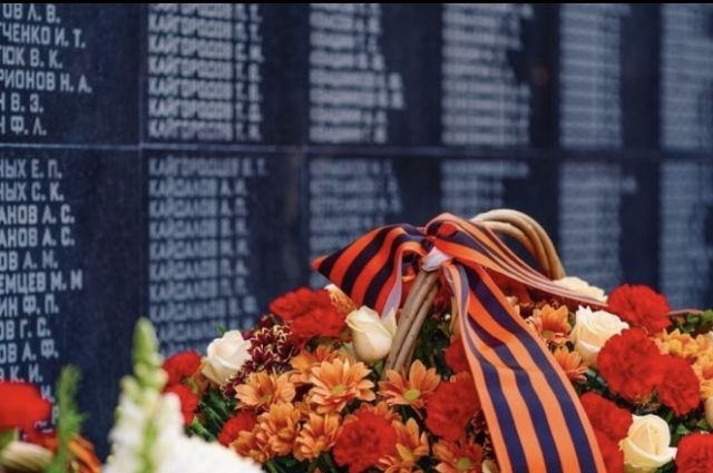 Губернатор с югорчанами возложили цветы к мемориалу Славы