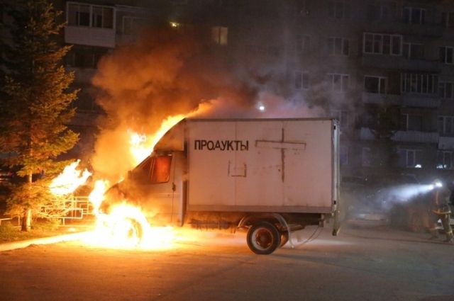 Грузовик с продуктами загорелся в Новосибирске