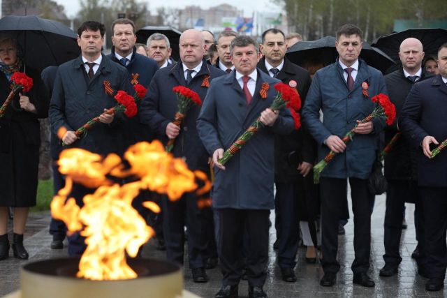 Игорь Маковский возложил цветы к мемориалу героям-энергетикам в Туле