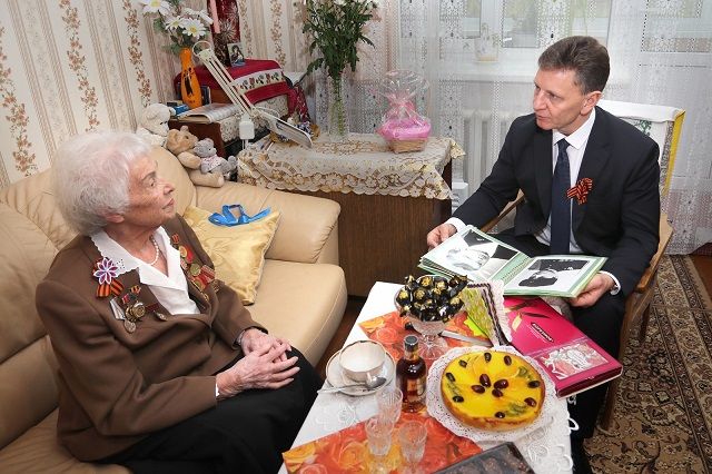 Владимир Сипягин поздравил труженицу тыла Розу Зайцеву с Днём Победы