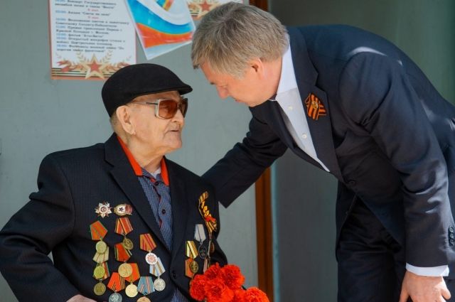 Алексей Русских пожелал ветеранам здоровья, почёл за честь общение с ними