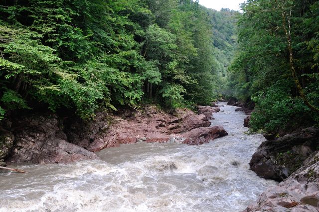 В Адыгее трое туристов сорвались в горную реку