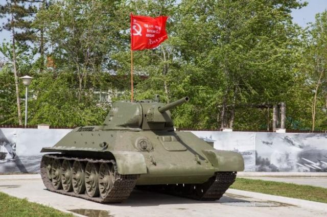 По улицам Новороссийска в День Победы проехал отреставрированный танк Т-34