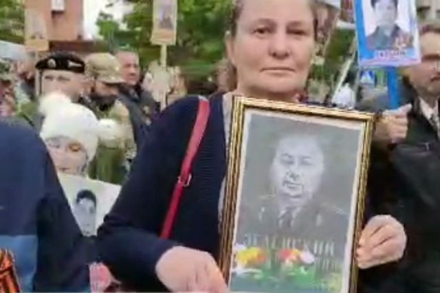 Участница «Бессмертного полка» в Донецке прошла с портретом деда Зеленского