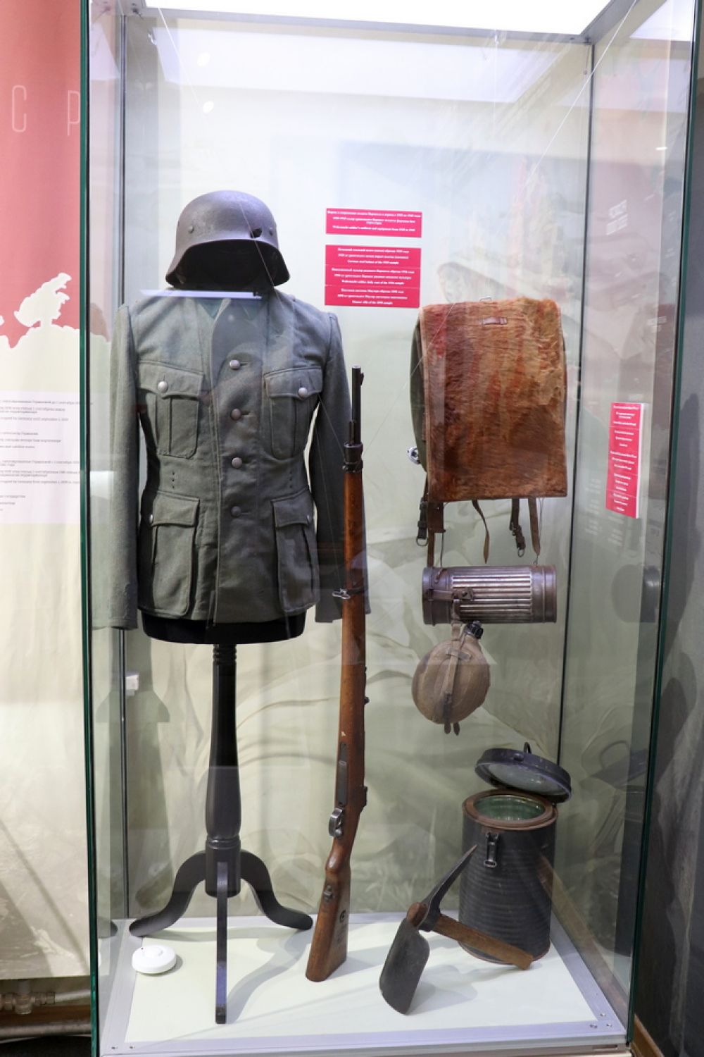 Форма и снаряжение солдата Вермахта в период с 1935 по 1945 год. Немецкий стальной шлем (каска) образца 1935 года. Винтовка системы Маузера образца 1898 года