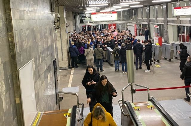 Жители Новосибирска устроили давку в метро после салюта