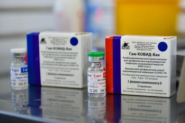Возле ТЦ Смоленска продолжают работу пункты вакцинации против COVID-19