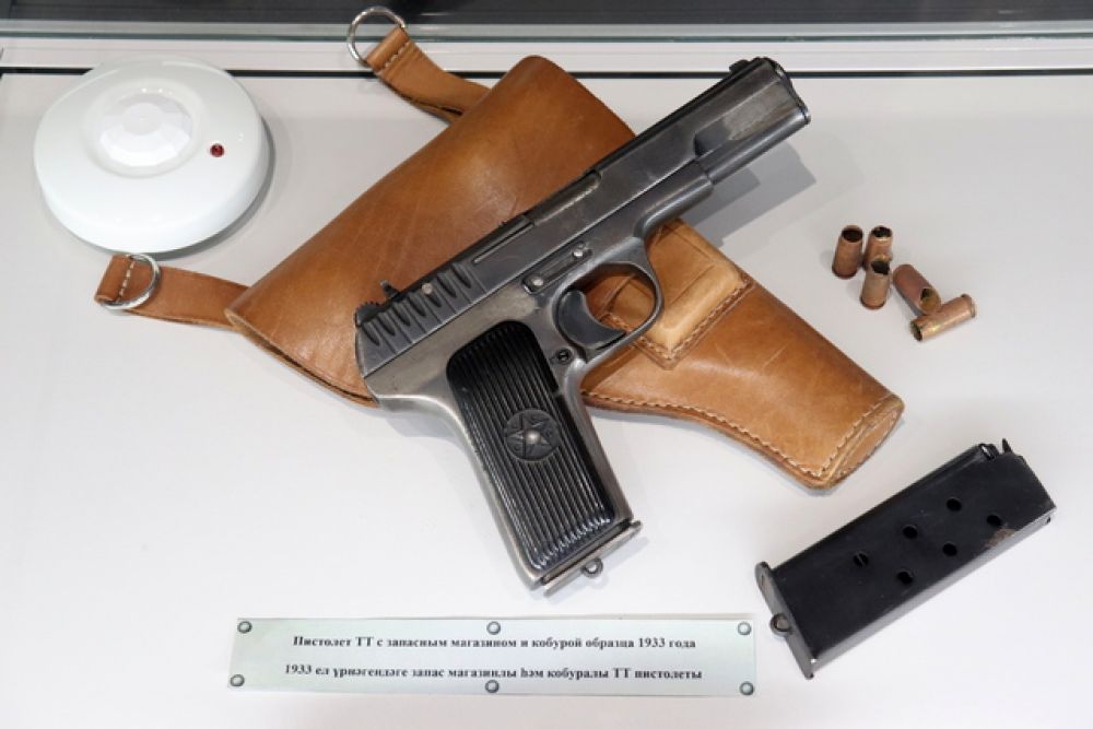 Пистолет ТТ с запасным магазином и кобурой образца 1933 года