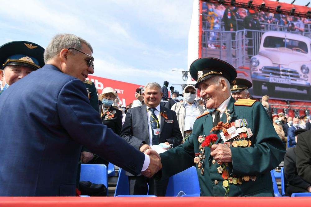 Президент Татарстана Рустам Минниханов лично поздравил ветеранов.