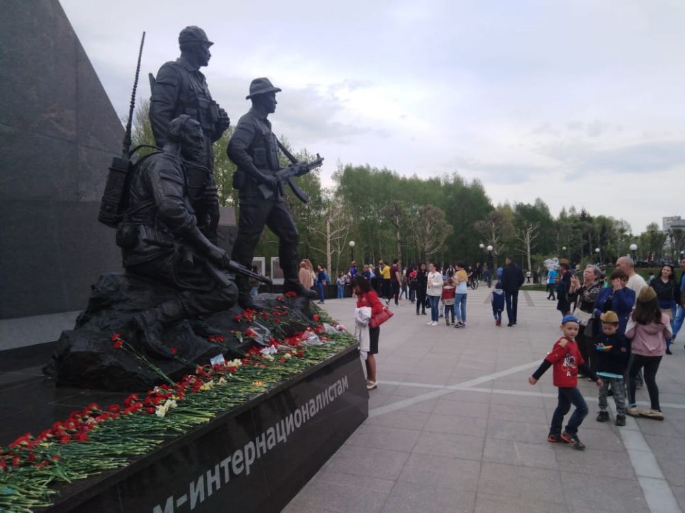 К 9 мая в парке Победы открыли памятник воинам-интернационалистам. 