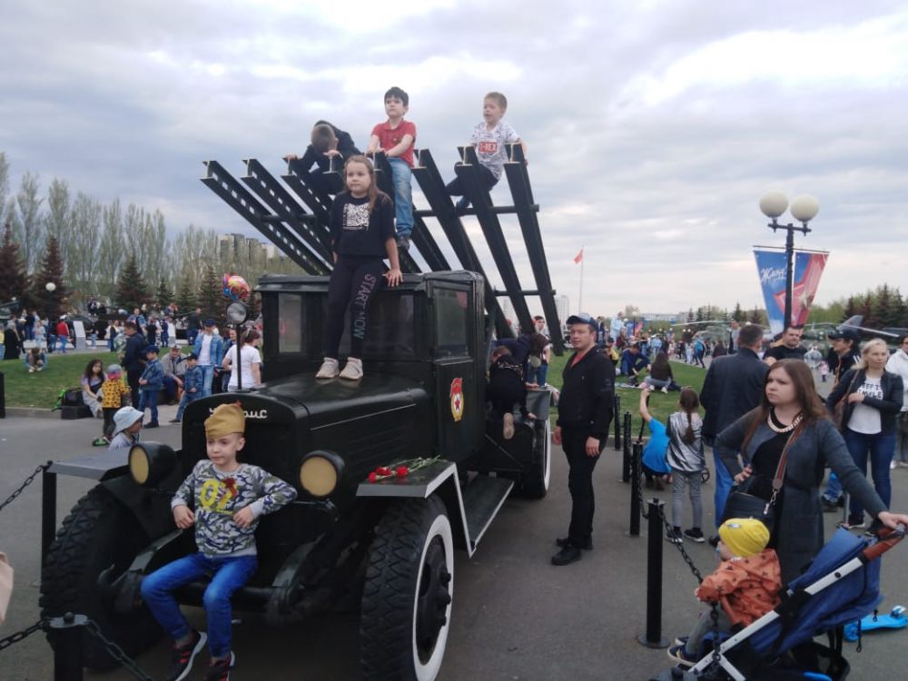 Народные гулянья в парке Победы.