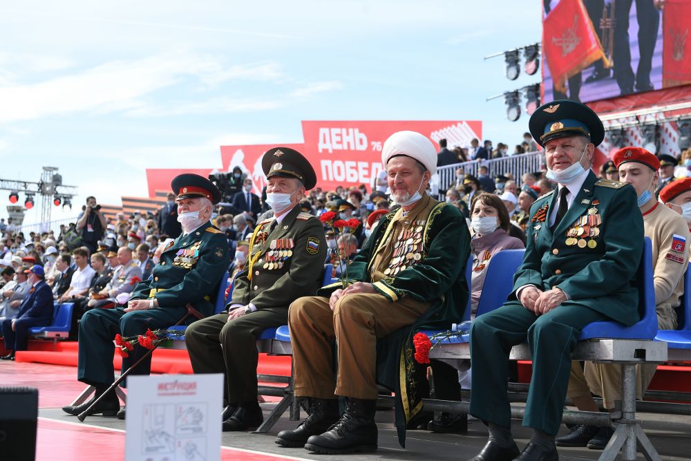 Ветераны на параде в центре в Казани.