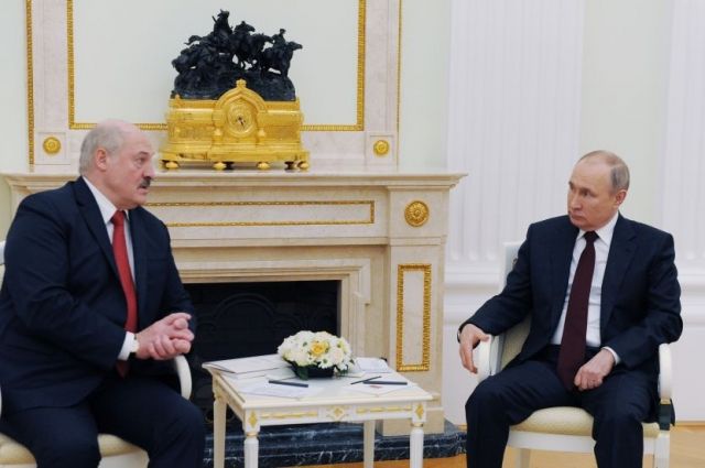 Путин и Лукашенко по телефону поздравили друг друга с Днём Победы
