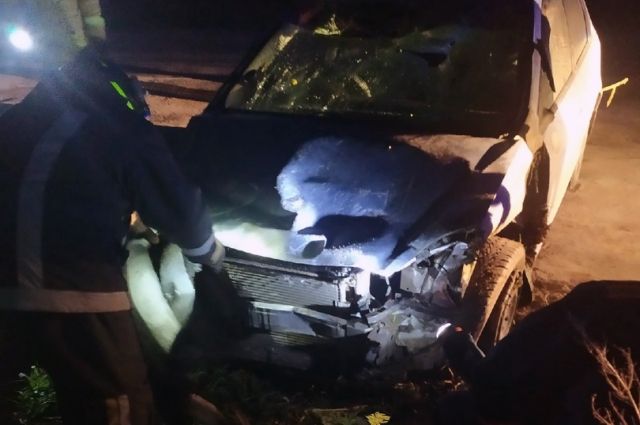 В Новосибирске пьяный водитель снес забор и перевернулся на крышу