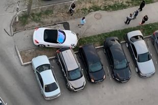 В инциденте никто не пострадал. В комментариях новосибирцам больше всего жалко березу, оказавшуюся на пути дорогого авто.