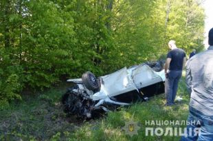 В Черновицкой области перевернулся легковой автомобиль: погиб ребенок