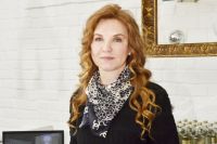Эльфира Кузьмина постепенно возвращается к предпринимательской деятельности, ведь она остаётся учредителем и руководителем «Элионы». 