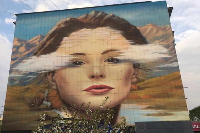 Картина Никаса Сафронова украсила фасад многоэтажки в Южноуральске