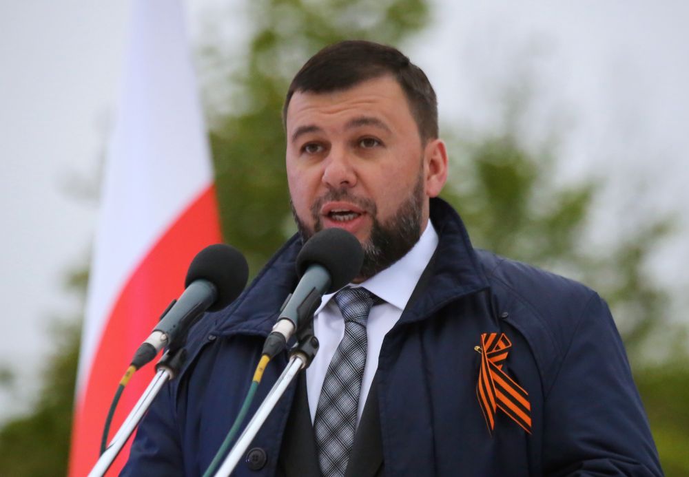 Глава Донецкой Народной Республики Денис Пушилин выступает на торжественной церемонии открытия памятника погибшим ополченцам ДНР