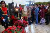 Возложение цветов во время торжественной церемонии открытия памятника «Павшим героям ДНР»