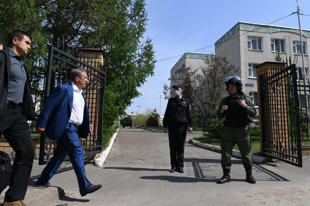 Президент Республики Татарстан Рустам Минниханов (второй слева) у школы в Казани, в которой неизвестные открыли огонь