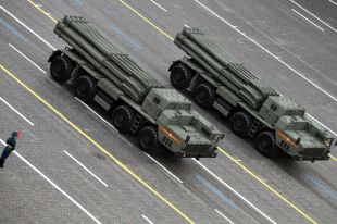 Реактивные системы залпового огня (РСЗО) «Торнадо-С» на военном параде в честь 76-й годовщины Победы в Великой Отечественной войне в Москве.