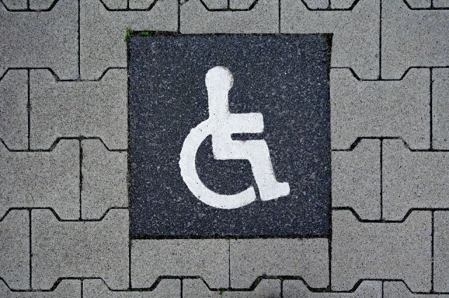 Сотрудники ГИБДД Оренбурга выявили тех, кто паркуется на местах для инвалидов.