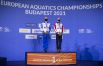 Российские спортсмены Майя Гурбанбердиева и Александр Мальцев, завоевавшие золото в технической программе микст-дуэтов на чемпионате Европы по водным видам спорта, на церемонии награждения
