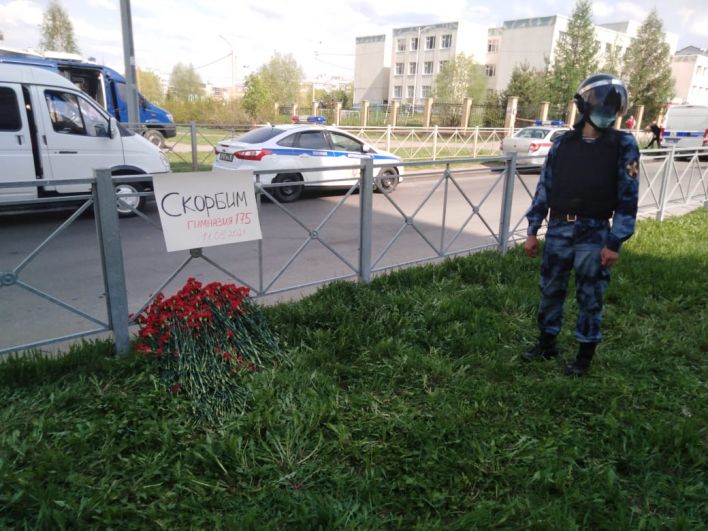 Казанцы несут цветы к гимназии № 175. 