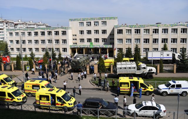 Сотрудники правоохранительных органов и медики у школы в Казани, в которой произошла стрельба.