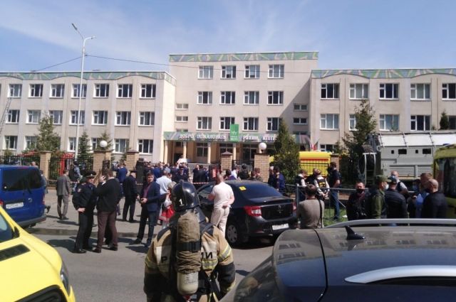  19-летний выпускник школы Ильназ Галявиев ворвался в здание и застрелил девять человек. 21 человек ранен. 