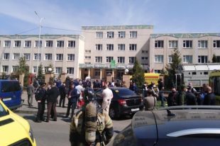 19-летний выпускник школы Ильназ Галявиев ворвался в здание и застрелил девять человек. 21 человек ранен.