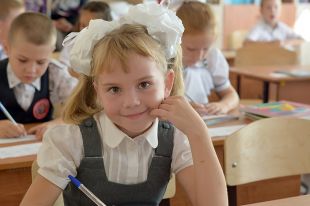 Оператор телеканала беспрепятственно прошел к детям. В руках у него была большая сумка.