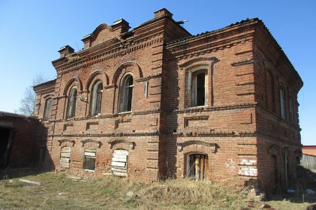 Школа, основанная, по легенде, прапрадедом писателя Мамина-Сибиряка, оказалась ценнее в виде стройматериалов.