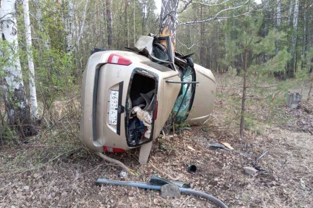 В Снежинске автомобилист-бесправник погиб после столкновения с деревом