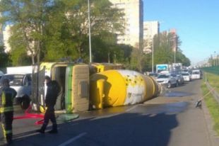 В Киеве произошло ДТП с участием бетоносмесителя: есть пострадавшие.