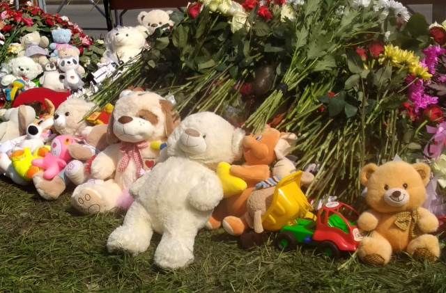 Казань скорбит: люди несут к школе цветы и игрушки
