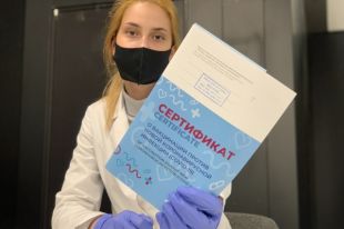 Работа нового выездного пункта вакцинации от коронавируса в ЦУМе.